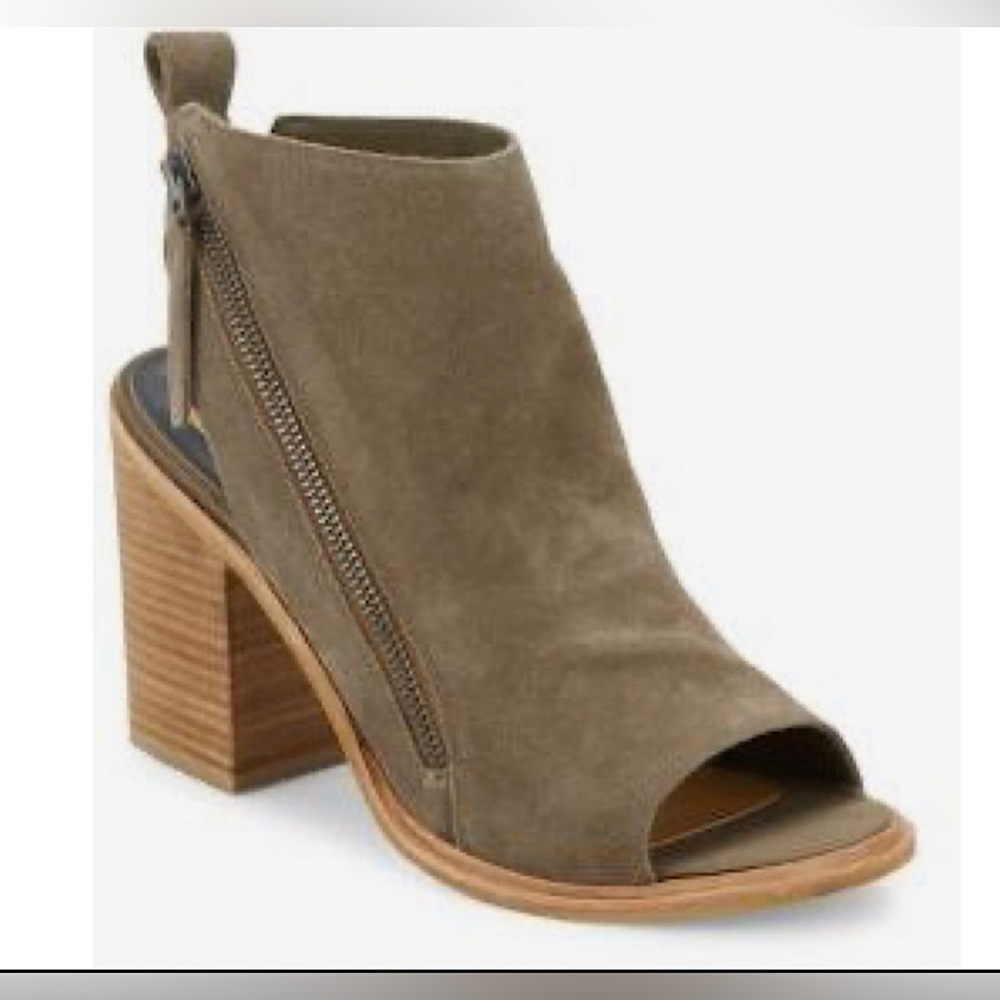 Dolce Vita 7.5 Bootie heel and toe peek out